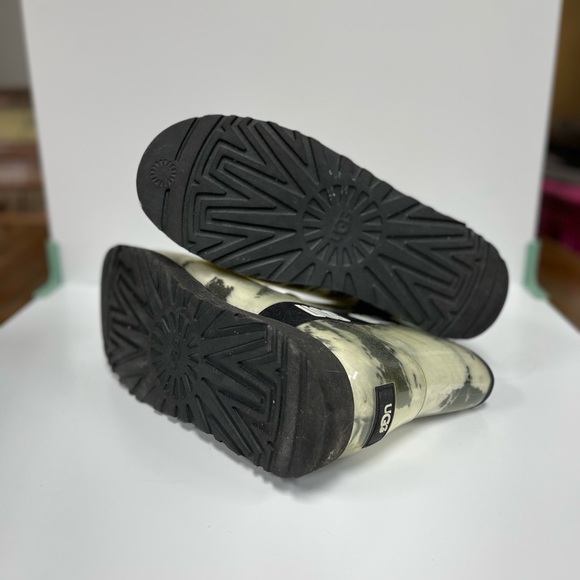 UGG Women’s Black and Cream Boots - Picture 2 of 3